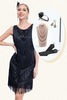 Laden Sie das Bild in den Galerie-Viewer, Schwarzes Gatsby-Kleid mit Fransen aus den 1920er Jahren mit Pailletten und Accessoires aus den 20er Jahren