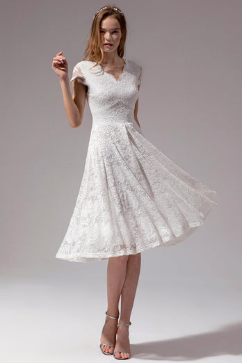 Kleid aus weißer Spitze mit V-Ausschnitt