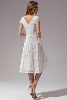 Kleid aus weißer Spitze mit V-Ausschnitt