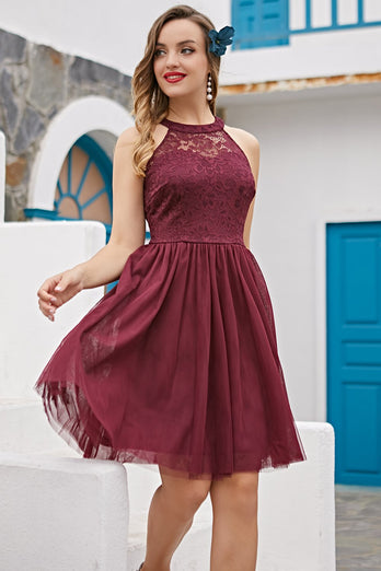Neckholder-Kleid aus burgunderroter Spitze