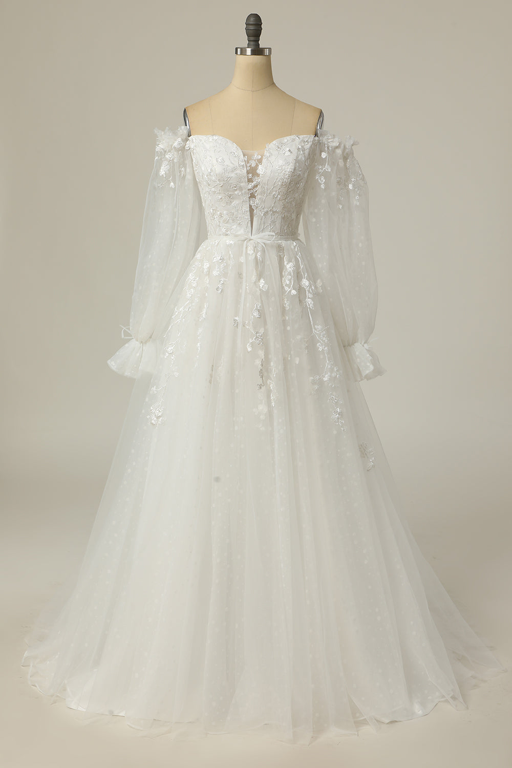 Wunderschöne Linien aus weißem Hochzeitskleid mit Applikationen und Schultern