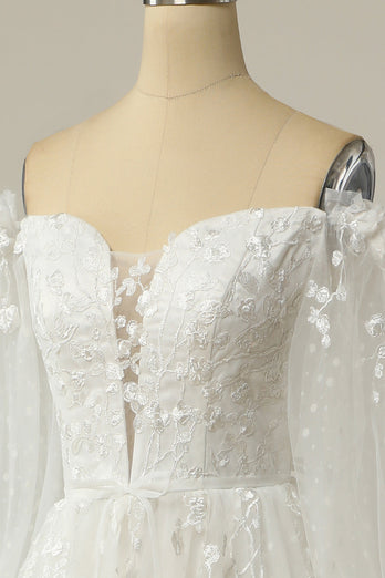 Wunderschöne Linien aus weißem Hochzeitskleid mit Applikationen und Schultern
