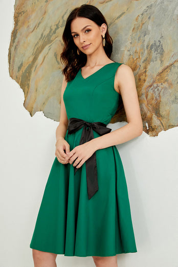 V Hals grün Gürtel 1950er Jahre Kleid