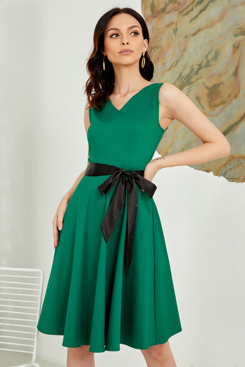 V Hals grün Gürtel 1950er Jahre Kleid