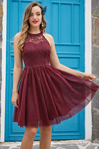 Neckholder-Kleid aus burgunderroter Spitze